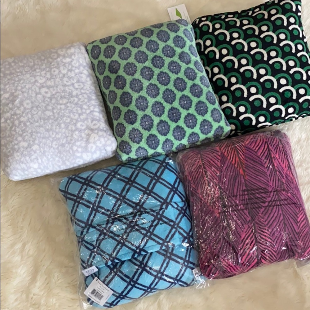 NWT Vera Bradley Travel Blanket w/ Trolley Sleeve